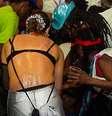 Alice Wegmann ajuda catador a recolher latinha  Foto: Dilson Silva/AGNews