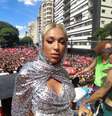 A deputada Erika Hilton prestigiou o show da cantora Lia Clark no Minhoqueens  Foto: Bruno Almeida/Terra