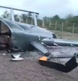 O helicóptero aparece bastante danificado após a queda  Foto: Reprodução