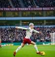  Foto: Paul Ellis/AFP via Getty Images - Legenda: Rasmus Hojlund (de branco à direita) conclui para fazer o gol do Manchester United no duelo contra o Aston Villa / Jogada10