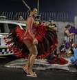 Na dispersão, integrantes da Vai-Vai comemoram fim de desfile e retorno da escola ao Grupo Especial do carnaval de São Paulo em meio ao cansaço e a dores físicas.   Foto: Felipe Iruatã/Especial para o Terra