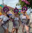 Grupo de mulheres toca em bateria no carnaval de Olina  Foto: Julianna Valença/Terra