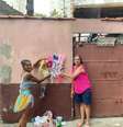 Assim como no dia a dia, Silvia Letícia juntou a família toda para participar das vendas no carnaval  Foto: Giullyana Aya/Terra