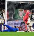  Foto:   Marco Bertorello/AFP via Getty Images - Legenda: Gianetti (de laranja) conclui para fazer o gol da Udinese / Jogada10