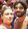 Luisa Arraes curte folia com o marido Caio Blat após ficar com filho de Cássia Eller  Foto: Márcia Piovesan