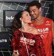 Larissa Manoela dá beijo e chamego no marido no 1º dia de desfiles do grupo especial do Carnaval do Rio de Janeiro.  Foto: AGNews, Marcelo Sá Barretto / Purepeople