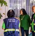 Agentes de saúde visitam domicílios paulistanos para orientar moradores sobre o combate à dengue  Foto: Prefeitura de São Paulo/Divulgação / Estadão