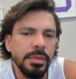 Thales Lessa canta o hit "Cadê seu namorado, moça?"  Foto: Reprodução/Instagram/@thaleslessa