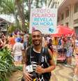 Jovem percorre blocos de SP oferecendo fotos instantâneas  Foto: Giullyana Aia/Terra