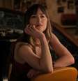 Dakota Johnson em 'Maus Momentos no Hotel Royale'  Foto: Redação Entre Telas