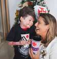 Vascaíno apaixonado, o pequeno Gui, 9 anos, virou mascote do time após vídeo do emocionante reencontro com a mãe Tayane, nutricionista  Foto: Arquivo pessoal