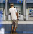 Ao todo, 24,8 milhões de trabalhadores receberão o abono, sendo 21,9 milhões da iniciativa privada e 2,9 milhões do serviço público.  Foto: Agência Brasil 