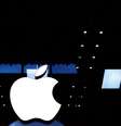 Logo da Apple em loja da empresa em Paris
15/07/2020 REUTERS/Gonzalo Fuentes  Foto: Reuters