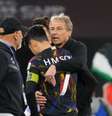 Jürgen Klinsmann consolando Son após a eliminação da Coreia do Sul na semifinal da Copa da Ásia   Foto: Getty Images / Esporte News Mundo