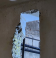 Foto mostra buraco na parede da cela de presídio federal onde dois presos fugiram em Mossoró  Foto: Reprodução/GloboNews