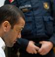 Daniel Alves durante julgamento na Espanha   Foto: David Zorrakino/Pool/AFP via Getty Images / Esporte News Mundo
