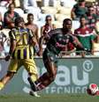  Foto:   Lucas Merçon/Fluminense - Legenda: Douglas Costa tenta sair da marcação e buscar lançar um compnaheiro do Fluminense / Jogada10