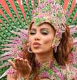 Anitta destacou a barriga definida com fantasia de carnaval para puxar o seu bloco em 17 de fevereiro de 2024.  Foto: AGNews, Webert Belicio/Marcelo Sá Barretto / Purepeople