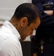  Foto: Jordi Borras/AFP via Getty Images - Legenda: Daniel Alves na sala do Tribunal de Justiça de Barcelona, durante julgamento / Jogada10