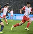  Foto: Divulgação Twitter @FCBayernEN - Legenda: Musiala chuta para fazer o gol do Bayern sobre o Bochum / Jogada10