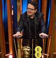 Michael J Fox apresentou prêmio de melhor filme nos Baftas a Oppenheimer  Foto: Getty Images / BBC News Brasil