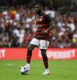 Foto: Marcelo Cortes/Flamengo - Legenda: Gerson em ação no amistoso contra o Orlando City / Jogada10