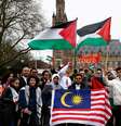 Manifestantes realizam protesto pró-Palestina em frente à Corte Internacional de Justiça  Foto: REUTERS/Piroschka van de Wouw