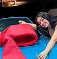 Bella Angel posa com carro luxuoso, presente de sua irmã, MC Melody, e seu pai, Belinho.  Foto: Reprodução | Instagram @bellaangeloficial / Estadão