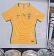  Foto: Divulgação/Polícia Civil - Legenda: Camisa da Seleção Brasileira autografada por Pelé, tocha olímpica e troféus recuperados pela Polícia Civil / Jogada10