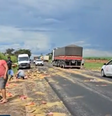 Pessoas tentaram pegar os alimentos derrubados na pista  Foto: Reprodução/ EPTV