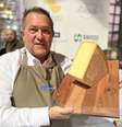 Denis Kaser e o gruyere suíço vencedor em 2022  Foto: Arnaud Sperat Czar/Revista Profissão Queijeira