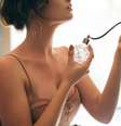 Saiba o que fazer para melhorar a fixação do perfume e ficar cheiroso o dia inteiro. |  Foto: marymarkevich/Freepik / Boa Forma