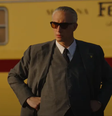 A expressão séria do protagonista, sempre escondida atrás de óculos escuros, dá o tom de Ferrari, filme que fala mais sobre seus personagens do que sobre a marca em si (Imagem: Divulgação/Diamond Films)  Foto: Canaltech