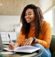 Uma dica valiosa é resolver provas anteriores e simulados  Foto: Prostock-Studio / iStock
