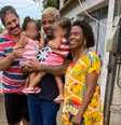 Marcos Vinicius posou para foto carregando as filhas de Berlandia no colo.  Foto: Reprodução/Instagram/@vinicinn7__