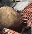 Pedra gigante atingiu parte de casa em Aparecida após deslizamento de terra  Foto: Reprodução/GloboNews