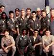 Barry Tub (de chapéu) em foto de 'Top Gun: Ases Indomáveis'. A imagem aparece em uma cena de 'Maverick'  Foto: Redação Entre Telas