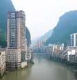 Considerada "a cidade mais estreita do mundo", Yanjin fica espremida às margens de um rio na China  Foto: Youtube / Aerial China / Reprodução