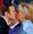 O casal presidencial francês Emmanuel Macron e Brigitte Macron: por que é tão difícil acreditar no amor e na atração sexual entre uma mulher mais velha e um homem?  Foto: Reprodução