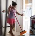 Mulheres presas em regime domiciliar ou semiaberto cuidam da casa e da família todos os dias, mas não ganham por isso  Foto: iStock/FG Trade
