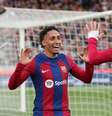  Foto: Lluis Gene/AFP via Getty Images - Legenda: Raphinha em disputa de bola com jogador do Getafe - / Jogada10