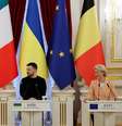 O presidente da Ucrânia, Volodymyr Zelenskiy, a presidente da Comissão Europeia, Ursula von der Leyen, e a primeira-ministra italiana Giorgia Meloni em coletiva de imprensa, no segundo aniversário da invasão Russa à Ucrânia, em Kiev, neste sábado, 24 de fevereiro de 2024.  Foto: REUTERS/Alina Smutko