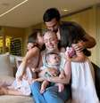 Fabiana Justus cercada por sua família ao voltar para casa em meio a tratamento contra leucemia  Foto: Instagram/@fabianajustus / Estadão