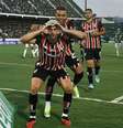  Foto: Divulgação / São Paulo - Legenda: De pênalti, Calleri abriu o placar para o São Paulo / Jogada10