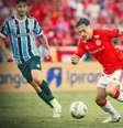  Foto: Lucas Uebel / Grêmio - Legenda: Cruzamento de Reinaldo teve como resultado o primeiro gol do Grêmio no Gre-Nal - / Jogada10