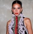 Bruna Marquezine investe fortuna em vestido de luxo na Semana de Moda e e fã brinca: 'Parece aquela lagarta que queima'.  Foto: Getty Images / Purepeople