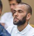 Daniel Alves foi condenado a quatro anos e meio de prisão pelo estupro de uma mulher em uma boate em Barcelona  Foto: Jordi Borras/ AFP via Getty Images - Legenda: Daniel Alves poderia pegar até 12 anos. Mas, no fim, conseguiu atenuantes que diminuíram a sentença para 4 anos e 6 meses / Jogada10