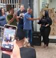 Carol Pellegrini, irmã de MC Daleste, participa de distribuição de cestas básicas em comunidade, um dia após estreia da série sobre irmão  Foto: Marcos Zibordi