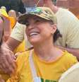 A atriz atendeu aos pedidos de selfies no meio da multidão de apoiadores de Bolsonaro na Av. Paulista  Foto: Reprodução