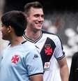  Foto: Leandro Amorim/Vasco - Legenda: Lucas Piton antes de Botafogo x Vasco, jogo em que marcou / Jogada10